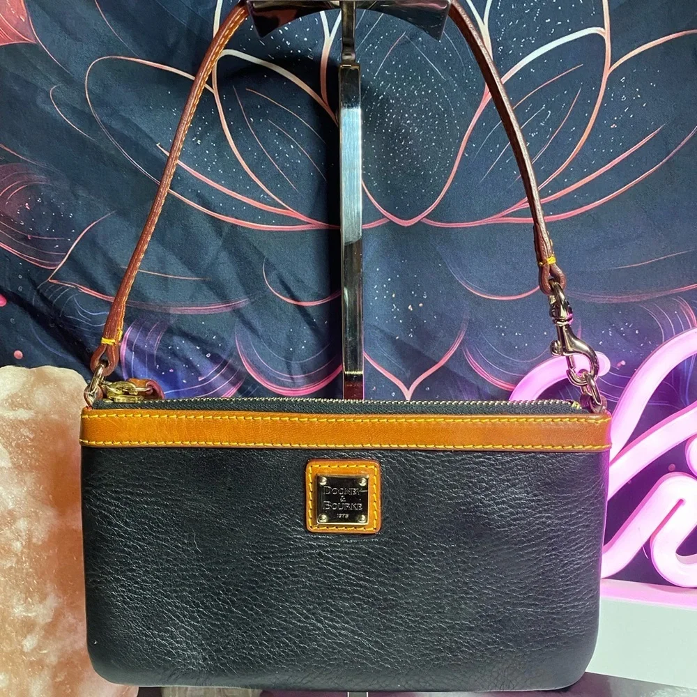 EUC Vintage Dooney & Bourke Pebbled Leather Clutch/Wristlet